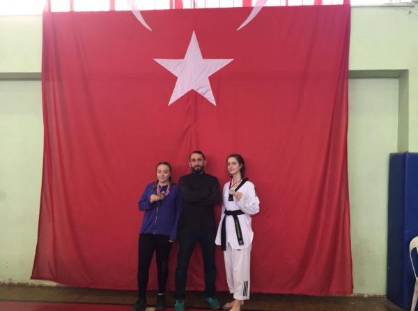 Mardin´ de Yapılan Okul Sporları Genç Kızlar Taekwondo Bölge Müsabakalarında Bronz Madalya kazanan Öğrencimiz Burçin ORHAN, Türkiye Finallerine Gidiyor.